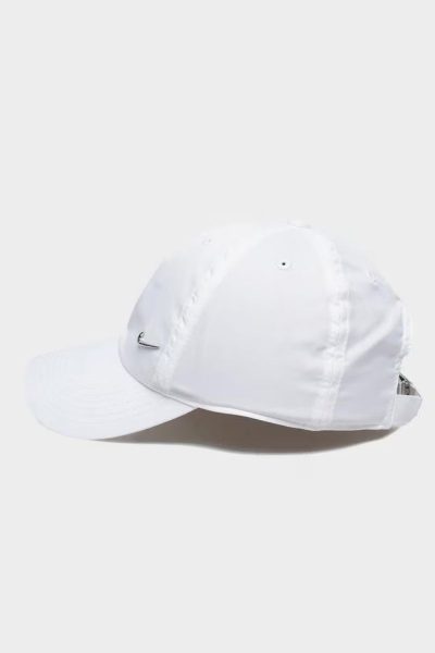 λευκή μπλούζα με διακριτικό τύπωμα