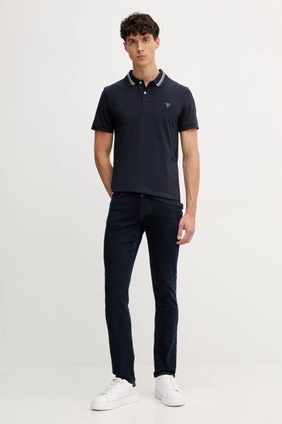 λευκό t-shirt με καθαρό σχεδιασμό